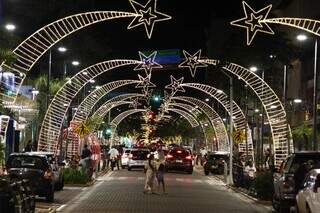Estrelas cadentes marcam a Rua 14 de Julho neste período natalino. (Foto: Alex Machado)