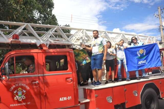 Medalhistas nas Olimp&iacute;adas da Apae s&atilde;o recebidos com festa e desfilam na Capital