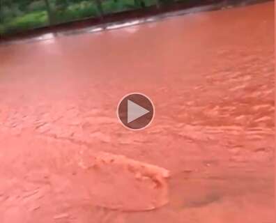 Com bueiros entupidos, rua alaga ap&oacute;s chuvas no Guanandi II