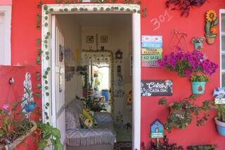 Edelvita tem a casa mais colorida do bairro, inspirada at&eacute; em girassol