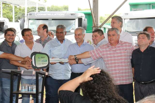 Reinaldo entrega m&aacute;quinas e ve&iacute;culos para agricultura familiar em 39 munic&iacute;pios
