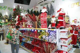 Decoração de Natal em loja do comércio de Campo Grande (Foto: Kísie Ainoã)