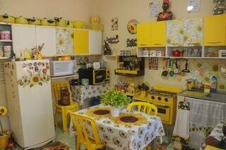 Cozinha amarela tem girassóis estampados em todos os cantos. (Foto: Paulo Francis)