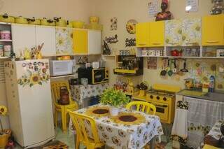 Edelvita tem a casa mais colorida do bairro, inspirada at&eacute; em girassol