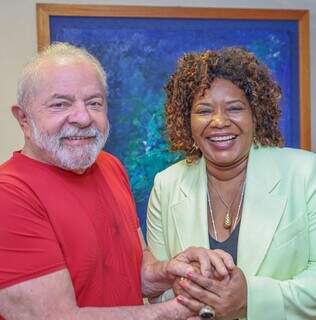 Presidente eleito Luiz Inácio Lula da Silva com a cantora Margareth Menezes (Foto: Redes sociais)