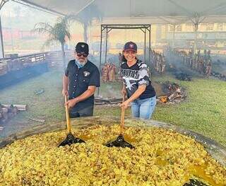 Marido e esposa preparando uma paella gigante e caipira. (Foto: Reprodução Instagram)