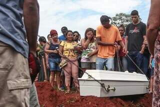 Muita emoção durante o sepultamento da menina, no Santo Amaro. (Foto: Marcos Maluf)
