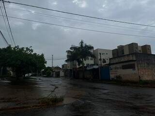 Chuva em Dourados, no Bairro Jardim Água Boa, na manhã desta terça-feira (Foto: Helio de Freitas)