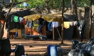 Alojamentos improvisados feitos por moradores em situação de rua. (Foto: Agência Brasil)