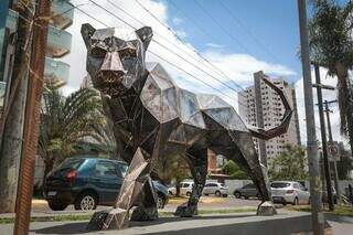 Escultura localizada em praça da Rua Paraná tem chamado atenção do campo-grandense. (Foto: Marcos Maluf)