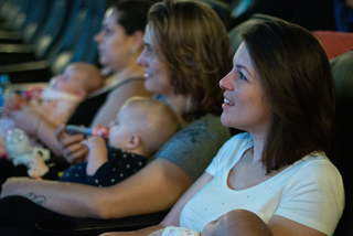 As sessões são equipadas com trocadores dentro da sala de cinema para as mães não precisarem sair durante o filme para trocar o bebê.