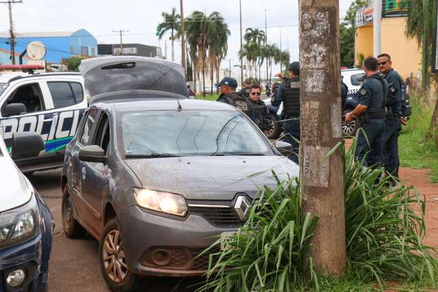 Ladr&atilde;o de carro atinge viatura da PM e poste durante persegui&ccedil;&atilde;o