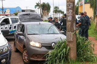 Ladr&atilde;o de carro atinge viatura da PM e poste durante persegui&ccedil;&atilde;o