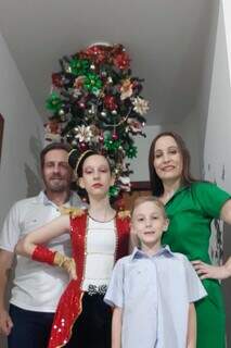 Família que adora Natal ficou toda feliz com árvore invertida. (Foto: Arquivo Pessoal)