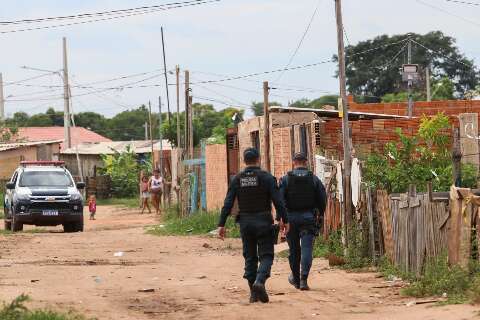 Moradora ouve barulho e encontra homem morto a tiros no quintal de casa