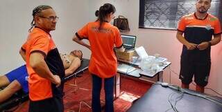 Equipe médica do Operário realizando exames em atleta (Foto: Divulgação)