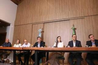 Governador Eduardo Riedel e vice José Carlos Barbosa juntamente com os 5 secretários anunciados (Foto: Paulo Francis))