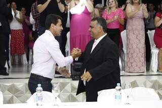 Bronzoni cumprimenta o presidente anterior, Lucílio Nobre. (Foto: Alex Machado)