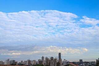 Céu com muitas nuvens nesta manhã em Campo Grande (Foto: Henrique Kawaminami)