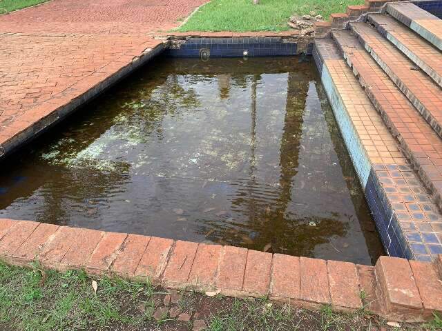 Sem fonte, quiosque e banheiros e com sujeira, Horto Florestal segue abandonado