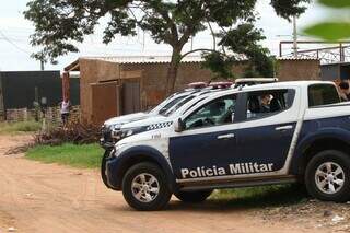 Moradora ouve barulho e encontra homem morto a tiros no quintal de casa