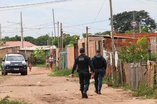 Moradora ouve barulho e encontra homem morto a tiros no quintal de casa