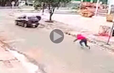 Vídeo mostra perseguição e carro deixando atirador para trás