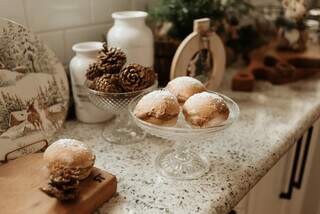 Os pães e guloseimas natalinas são verdadeiros no ensaio. (Foto: Gabriela Teodoro)