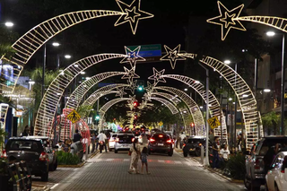 Estrelas cadentes ao redor da Rua 14 de Julho, no Centro. (Foto: Alex Machado)