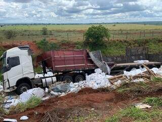 Carreta tomba e carga de pisos fica espalhada &agrave;s margens da BR-163 