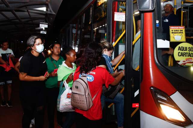 Trabalhadores relatam dificuldade com transporte coletivo ap&oacute;s as 22h no Centro