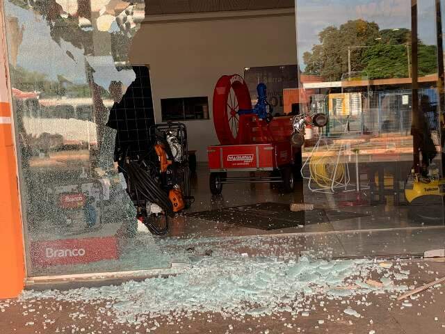 Em menos de 10 segundos, bandido quebra loja e sai carregando motosserra