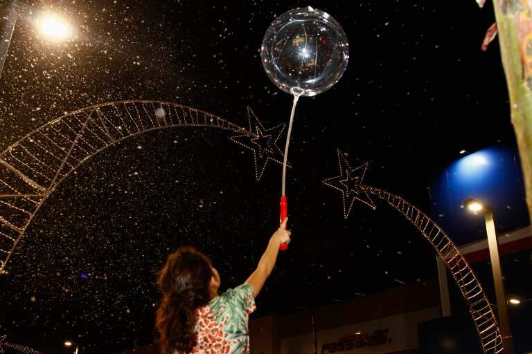 Criança se diverte nesta noite de quarta-feira, no Centro. (Foto: Alex Machado)