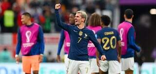 Griezmann, ao centro, comemora classificação francesa (Foto: Fifa)