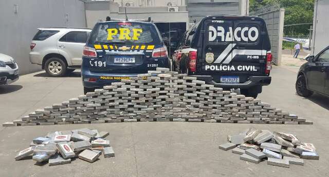 Coca&iacute;na escondida em meio a placas solares totalizou 326 kg