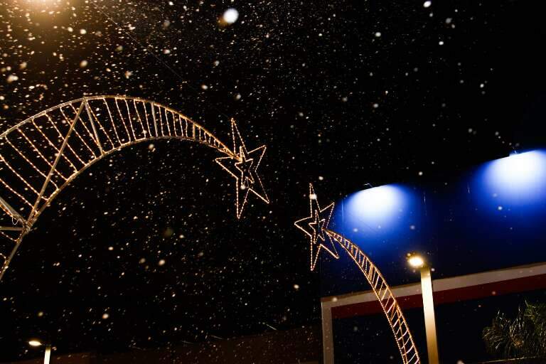 Estrelas cadentes com efeito de neve. (Foto: Alex Machado)