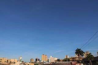 Céu azul nesta quarta-feira em Campo Grande (Foto: Henrique Kawaminami)