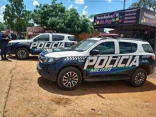 Equipes da Polícia Militar em frente ao local onde o crime aconteceu. (Foto: Cleber Gellio)