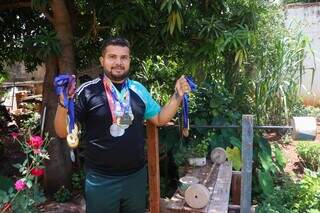 José Venâncio faz coleção de medalhas de competições desde cedo. (Foto: Paulo Francis)