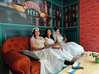 Em shopping, amigas recriaram cena de Friends vestidas de noivas. (Foto: Arquivo pessoal)