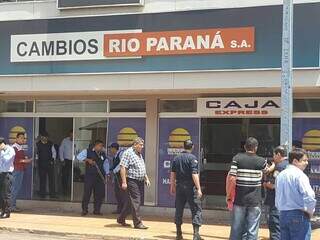 Movimentação em frente à casa de câmbio assaltada ontem de manhã em Pedro Juan (Foto: capitánbado.com)