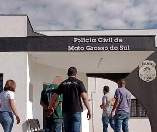 Samuel acompanhado por policiais chegando na 3ª Delegacia de Campo Grande. (Foto: Divulgação | PCMS)