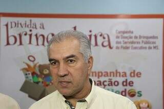 Governador Reinaldo Azambuja (PSDB) em agenda social de arrecadação de brinquedos (Foto: Paulo Francis)