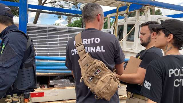 Homem &eacute; preso carregando cerca de 300 kg de coca&iacute;na em meio a placas solares 