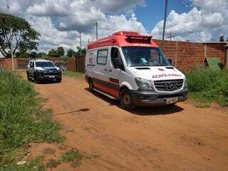 Viatura a Polícia Militar e ambulância do Samu saindo do local onde crime aconteceu. (Foto: Cleber Gellio)