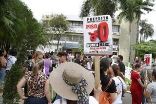 Protesto de professores em frente à Prefeitura de Campo Grande na semana passada. (Foto: Kísie Ainoã)