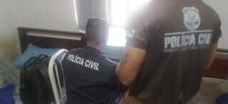Policiais civis na casa do suspeito alvo de busca e apreensão. (Foto: Divulgação | PCMS)