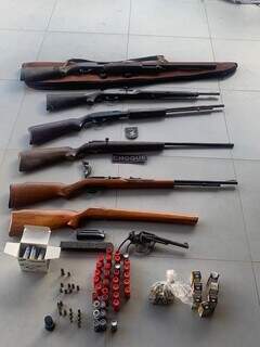 Espingardas, munições e equipamentos de armas. (Foto: Divulgação)