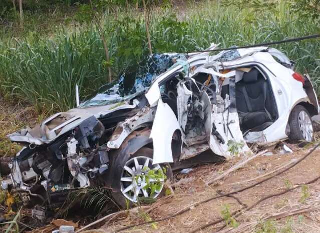 M&eacute;dico morre ap&oacute;s perder controle e bater carro em &aacute;rvore