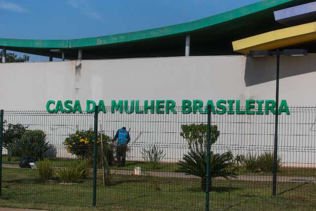 De dentro de carro, atirador mata moradora de rua